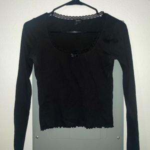 Forever 21 black long sleeve with lace neckline trimming cropped, Small